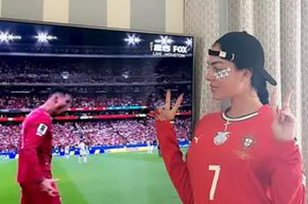 Georgina s-a pozat doar în ... tricou pentru a sărbători live golurile lui Cristiano Ronaldo! » Fotografia devenită virală