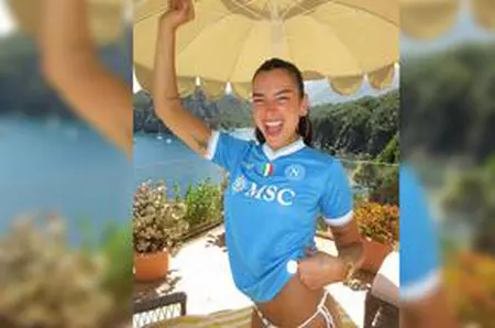 Interzis minorilor! Dua Lipa a îmbrăcat tricoul lui Napoli, apoi s-a fotografiat complet goală în cadă: „Raiul pe Pământ”