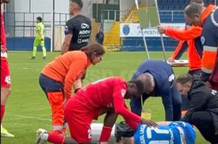 „Băăă, i se vede osul!!” » Scene de coșmar în Liga 2: fractură deschisă, i-a terminat cariera! Atenție, imagini șocante!