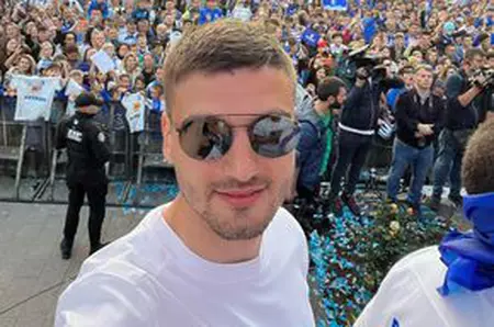 Stelistul Dragoș Nedelcu se iubește cu o femeie care „apare pe sticlă”