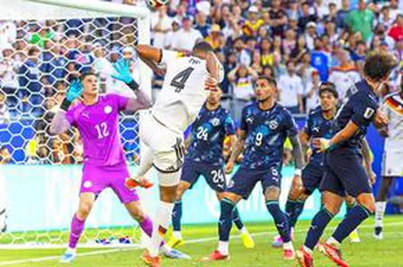 Anonimul care și-a vândut toate hainele pentru fiul bolnav a fost umilit public de Chilavert, a venit FALIT la Mondial, iar acum a șocat istoria fotbalului!