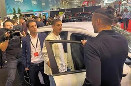 FCSB, în frunte cu Reghecampf, la Salonul Auto București » „Eu sunt cel mai bun șofer! Dacă luăm titlul...”
