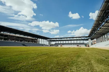 S-a montat gazonul pe cea mai nouă arenă din România: se apropie inaugurarea!
