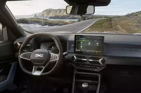 Mașina comunistă va avea un nou model după o pauză de 50 de ani » Au copiat Dacia: imagini în premieră