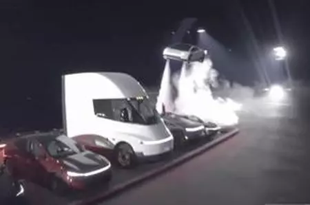Tesla a prezentat prima mașină zburătoare din lume