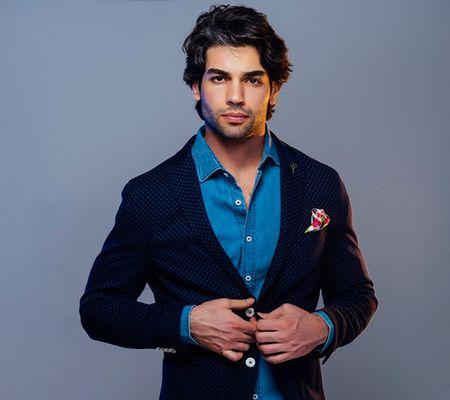 Seyit Din Steaua Sufletului Unul Dintre Cei Mai Sexy Actori Din Turcia Iata Ce Aparitie Ravasitoare A Avut Sukru Ozyildiz Intr O Renumita Publicatie Pe Vremea Cand Inca Se Ocupa De Modelling