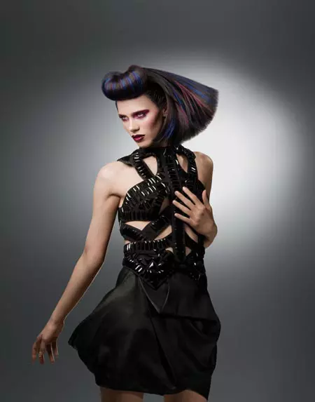 Midnight Stage te distribuie in rolul principal. Exprima-ti personalitatea! Joaca-te! Tunsoarea vedeta este bob-ul cu accente geometrice indraznete. Culoarea? Brunet stralucitor combinat cu nuante de albastru si violet.