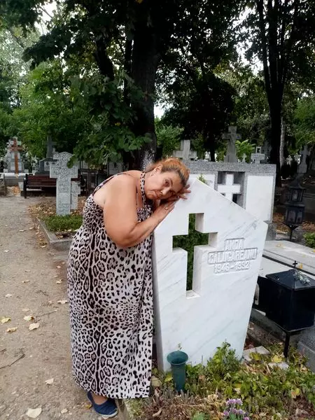 ioana-tufaru-la-mormantul-mamei-4