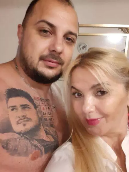 Fiul-unei-soliste-si-a-tatuat-pe-piept-chipul-fratelui-mort-1