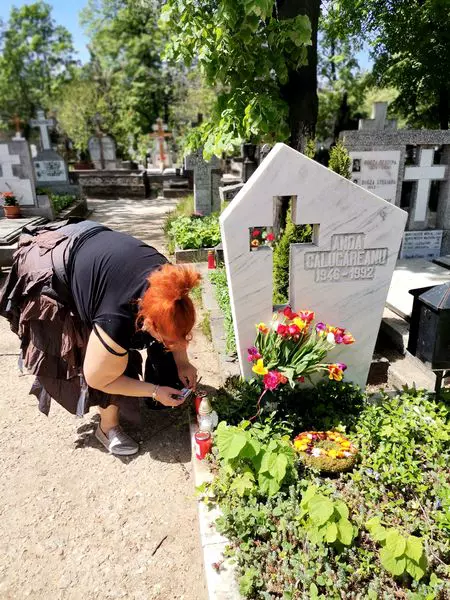 ioana-tufaru-la-mormantul-mamei-de-paste-10-scaled