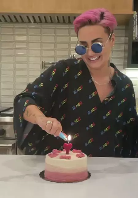 Ce culori de păr se poartă (Demi Lovato)