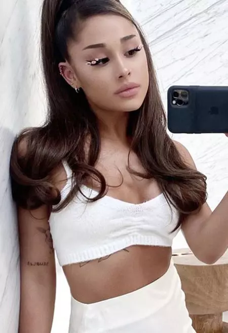 Ce culori de păr se poartă (Ariana Grande)