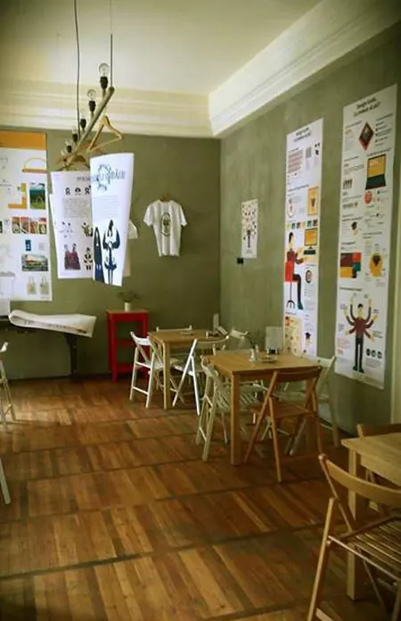 BAR A1 – desi, la o prima vedere, s-ar putea sa ti se para un loc prea hipsteresc, iti garantam ca aici vei manca cel mai bun schnitzel din Bucuresti. Atmosfera e super-relaxata, personalul extrem de cool & international. Merita sa va dati intalnire aici. (Bar A1, Piata Amzei, nr. 1)