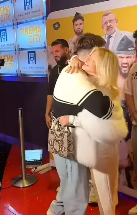 bisoi si loredana imbratisare