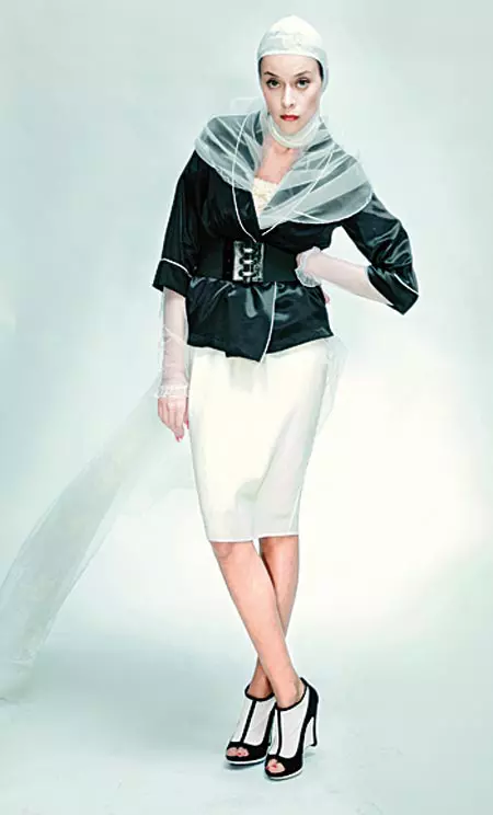 Bluza din satin, Dolce & Gabbana, 736 euro, rochie din bumbac, Giambattista Valli, 1.644 euro, botine din piele si material textil, Fendi, 559 euro, curea din piele si material textil, Fendi, 195 euro, toate magazinul Mengotti; voal de matase, Agnes Toma, 1.450 lei, manusi din voal de matase, 124 lei, ambele magazinul Alb si Negru Exclusiv; cagula din matase,  Florin Dobre, 89 lei.