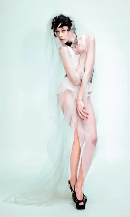 Maiou din bumbac, Stefanel, 140 lei; slip din matase, I.D. Sarrieri, 347 lei, The Place Concept Store; sandale din piele, Gucci, 625 euro, curea pe post de bentita, Dolce & Gabbana,  931 euro, ambele magazinul Mengotti; set de papion si brIu din matase, Dinasty, 199 lei, magazi­nul Alb si Negru Exclusiv.