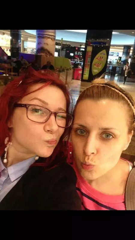 veveritele-alina-si-madalina-de-la-happy-hour-la-fel-de-frumoase-si-fara-machiaj-vezi-cum-s-au-pozat-cele_1