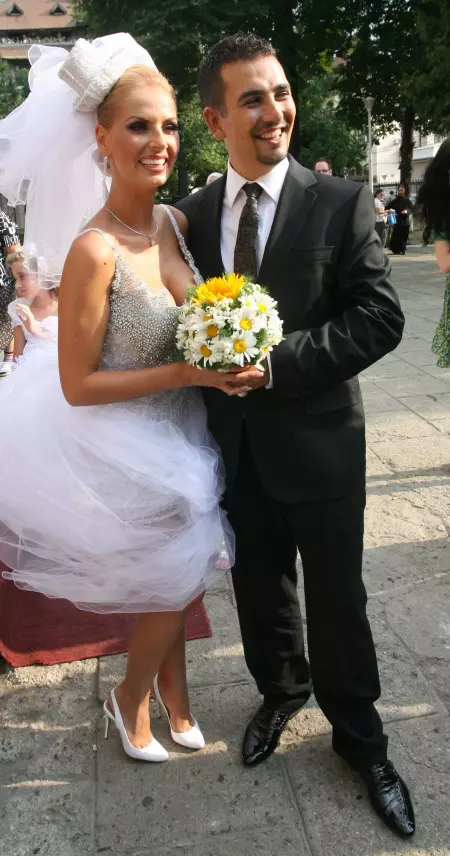 Andreea Bănică şi Lucian Mitrea – S-au căsătorit în 2008, după o relaţie de 15 ani; au o fetiţă