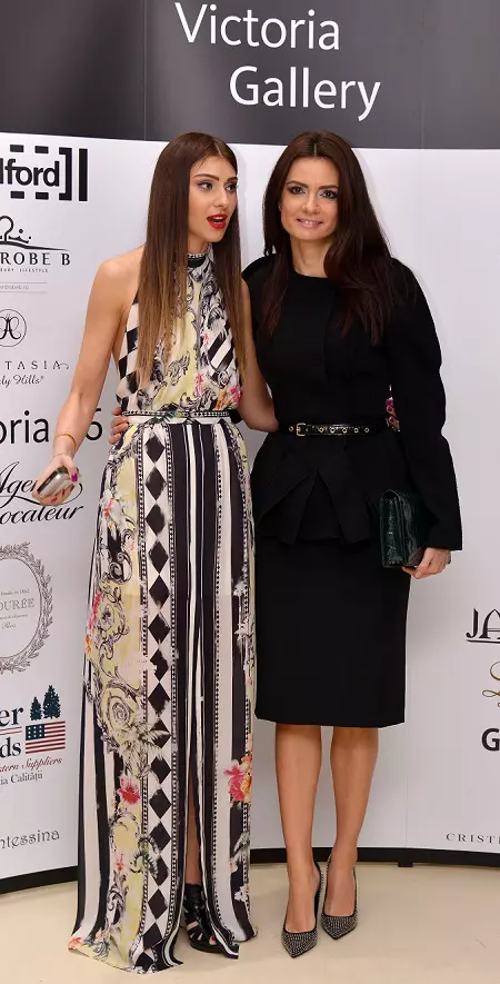 Andreea Altay (Victoria Gallery) si Corina Barladeanu