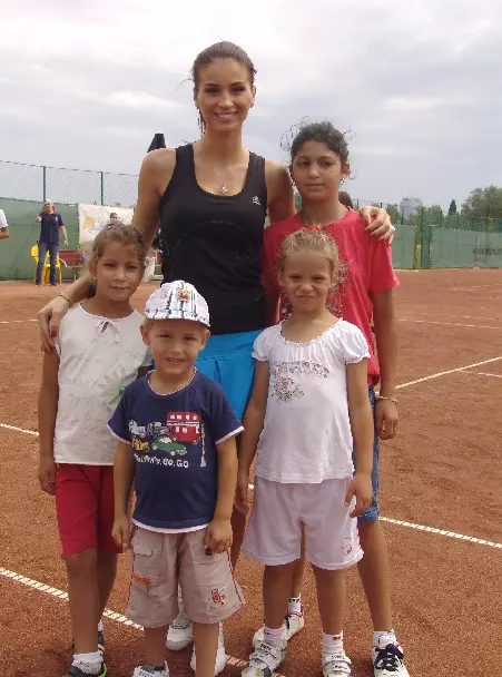Geanina Ilieş a jucat tenis alături de copiii orfani 