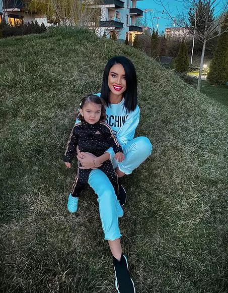 Adelina-Pestritu-si-fetita-ei