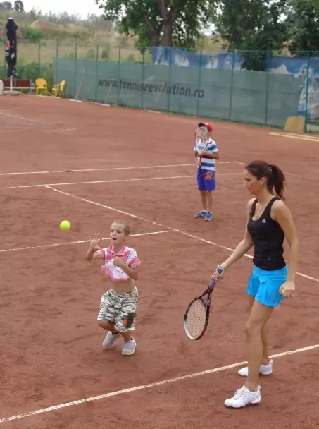Geanina Ilieş a jucat tenis alături de copiii orfani 