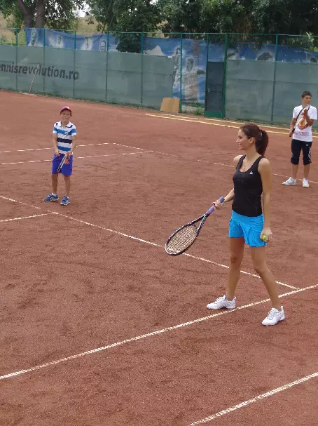 Geanina Ilieş a jucat tenis alături de copiii orfani 