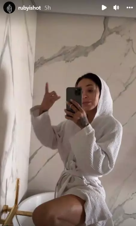 Ruby-plina-de-vanatai-pe-picioare-5