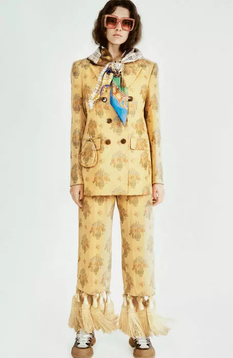 Sacou din brocart și pantaloni din brocart, ambele Seen Users, cu prețul la cerere, eșarfă din mătase, Bur-berry, 1.605 lei, ochelari de soare, Gucci, 3.740 lei, broșă metalică, Dolce&Gabbana, 3.750 lei și ghete din piele, Gucci, 3.740 lei.