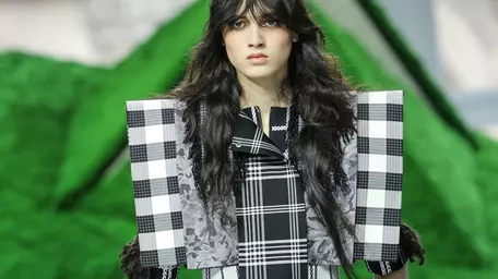 5 tendințe de la Paris Fashion Week FW26, pe care le poți adapta ușor pentru garderoba ta