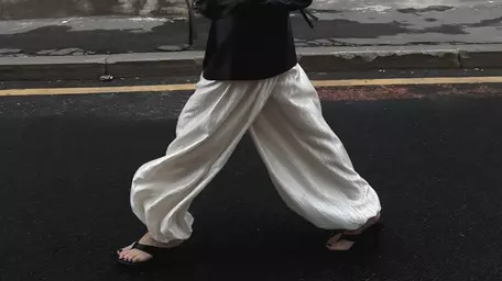 Între Poiret și prezent: revenirea pantalonilor bufanți