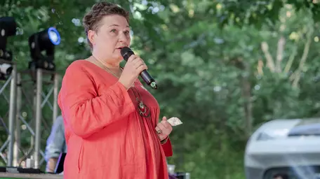 Asociația ACCEPT lansează "Văzuți", un podcast despre familie, cultură și comunitatea LGBTQIA+, creat de Laura Sgârcitu