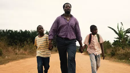 Umbra tatălui meu, câștigător al premiului BAFTA pentru Cel Mai Bun Film de Debut și selecționat în competiția oficială de la Cannes 2025, intră în cinematografele din România