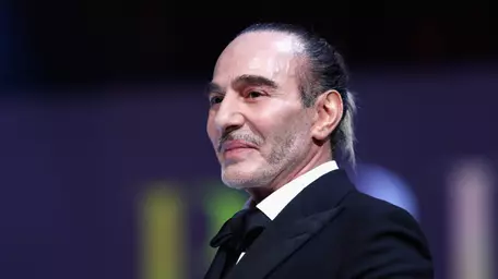 John Galliano își anulează retrospectiva de la Met. Poate moda să separe creația de creator?