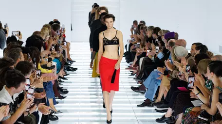 Prada SS27: fusta devine piesa centrală a colecției