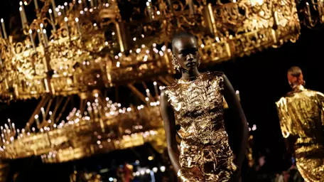 Saint Laurent SS27: aur, opulență și un posibil adio pentru Anthony Vaccarello