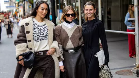 Street style la New York Fashion Week SS27: tendințele pe care merită să le urmărești