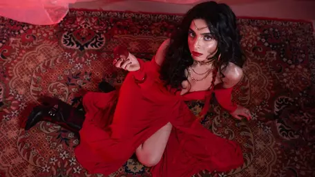 Actrița Bianca Mihai și forța reprezentării pe scenă: "Port pe umerii mei responsabilitatea de a da voce multor fete și femei"