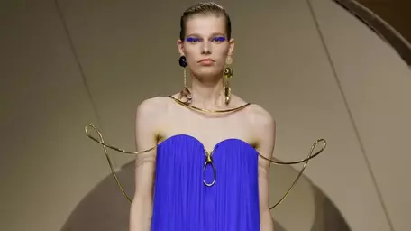 Givenchy SS27: Sarah Burton transformă precizia în atitudine