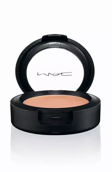 Blushul Cream Color Base de la MAC este un blush cremos foarte în trend, mai ales că acest sezon se poartă mai degrabă texturile cremoase decât cele mate. 94 lei