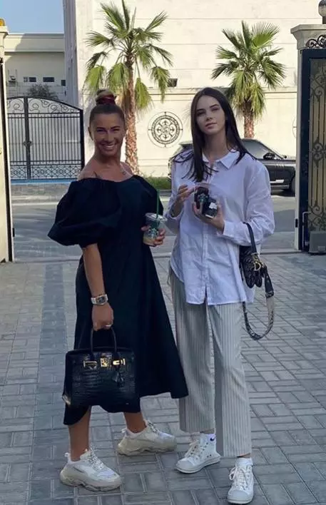 Rebecca si Anamaria Prodan