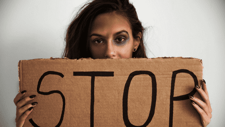 12 forme de violență domestică pe care nu le cunoști. Cea fizică nu e singura!