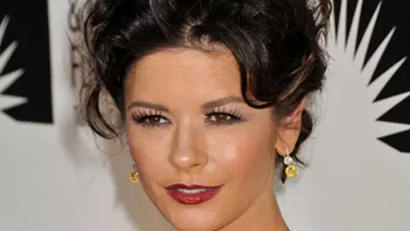 Catherine Zeta-Jones si-a afisat sanii in fata spectatorilor