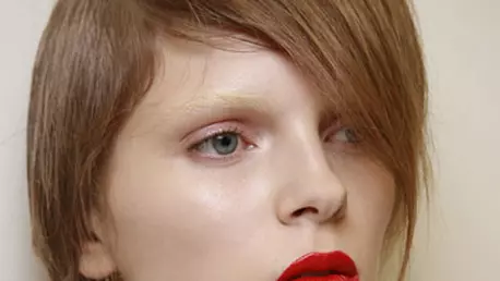 Prada, coafuri si machiaje a la Brigitte Bardot