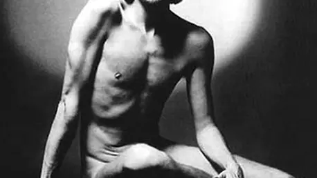 Fotografie cu nudul lui Yves Saint Laurent, scoasa la licitatie