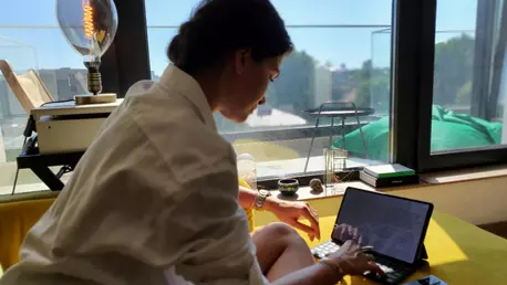 Alina Pușcaș vorbește despre modul în care tehnologia îi influențează viața, gadget-urile de care nu se poate lipsi și sfaturile pe care le-ar da unui creativ la început de drum