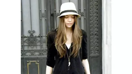 Rochia neagra din catifea