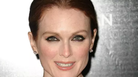 Julianne Moore  tachinata in legatura cu parul sau