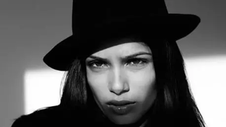 Freida Pinto a primit un pumn in fata