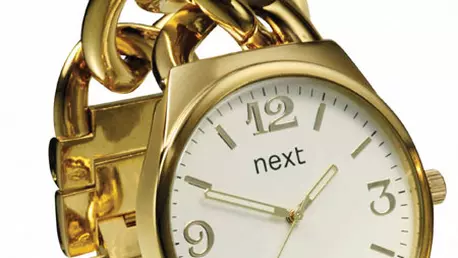 Ceas din metal auriu, Next